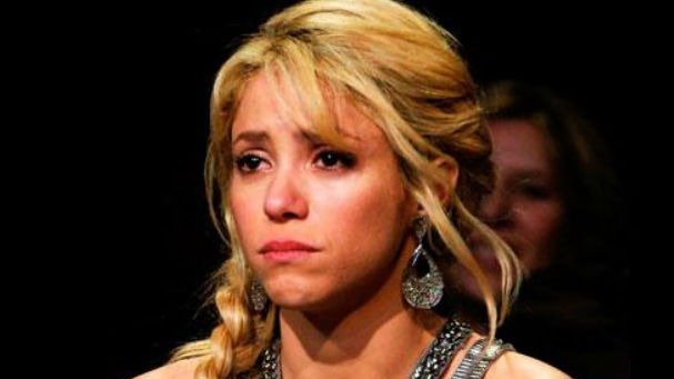 Shakira bị bắt gặp đang khóc sau khi gọi điện thoại [VIDEO]